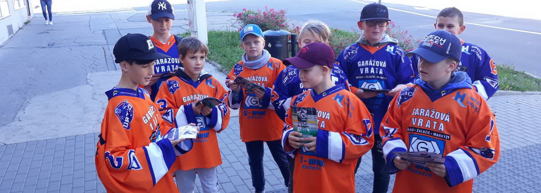 FOTO: Malí Drtiči opět prošli městem a zvali na náborovou akci Pojď hrát hokej!