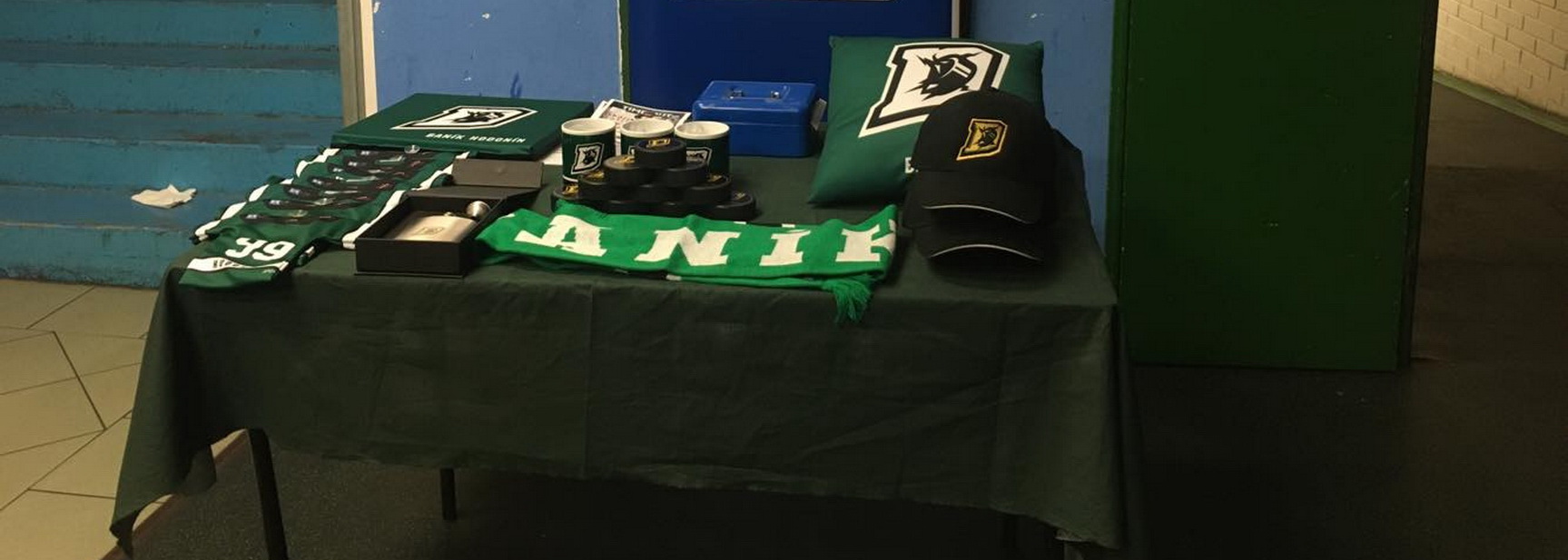 Zeleno-ern Vnoce! Poite si fanoukovsk pedmty v naem fanshopu!