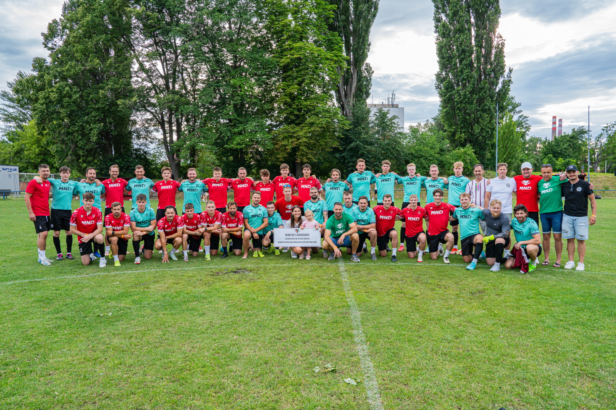 Fotbalov benefin utkn Banku s FK nabdlo patnct gl, skvlou atmosfru a pomoc pro Eliku