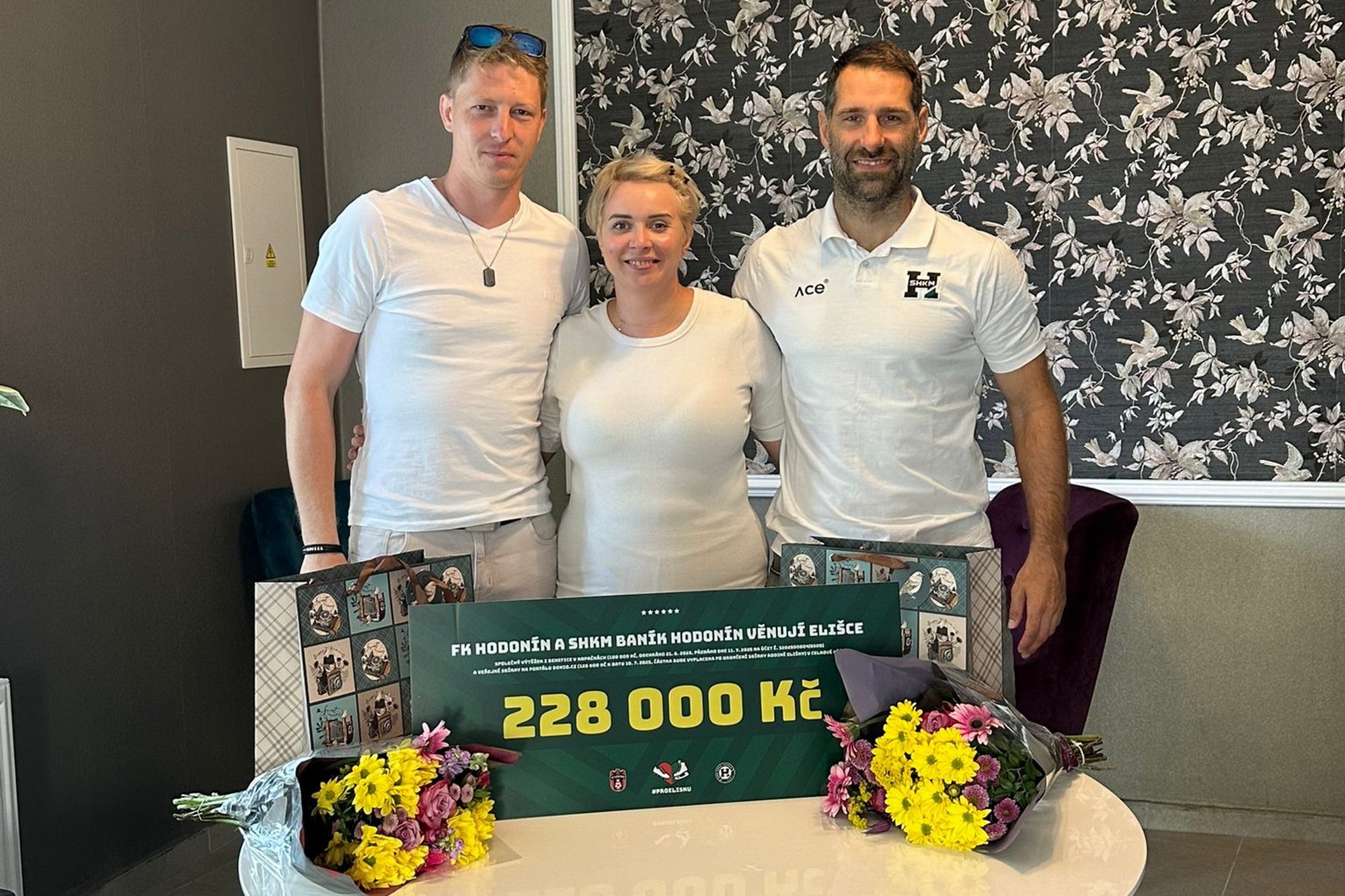 Na Benefici v kopačkách se vybralo 228 tisíc. Hodonínští hokejisté a fotbalisté předali šek malé Elišce Na Benefici v kopačkách se vybralo 228 tisíc. Hodonínští hokejisté a fotbalisté předali šek malé Elišce